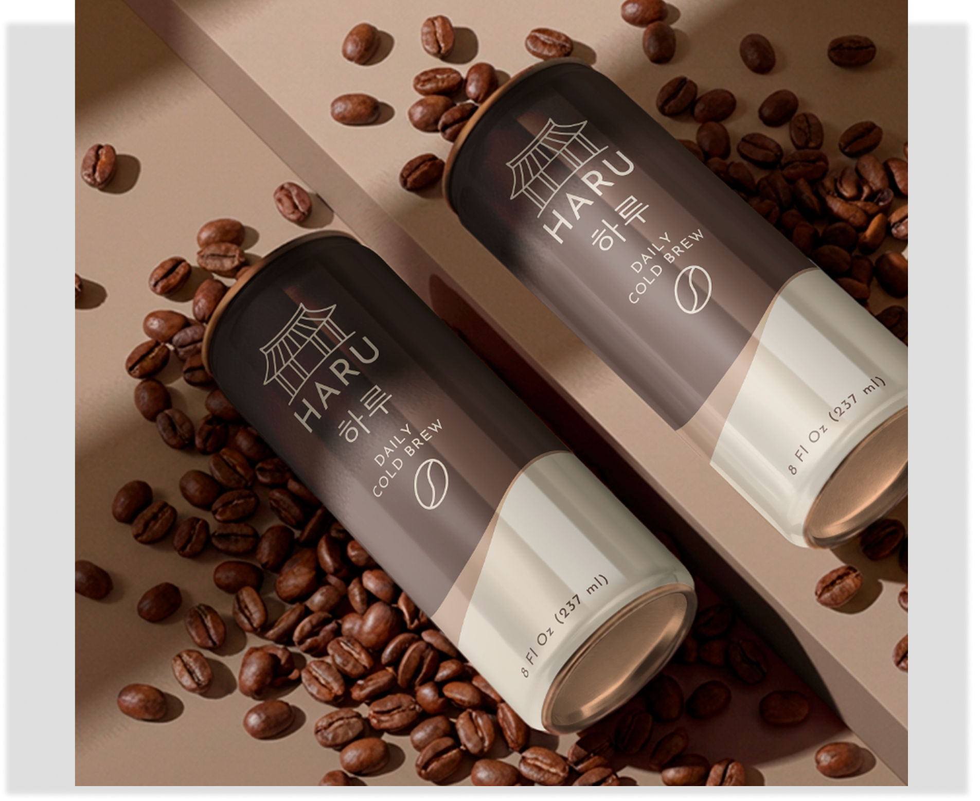 Latas de café cold brew Haru, con etiqueta oscura, base crema y granos de café.
